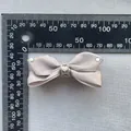 Fiocco in raso grigio da 55mm con strass a cuore e scala di misurazione per capelli - Grigio Beige