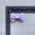 Detailopname van handgemaakte lavendel satijnen strik met liniaal voor de maat - Dubbellaagse Gingham Satijnen Strik (4)
