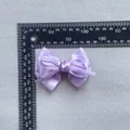 Detailopname van een paarse satijnen strik met afmetingen van 8,5 cm x 5 cm op schaal - Eenvoudige Dubbellaagse Satijnen Strik (6)