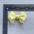Fiocco di raso giallo con pizzo e strass a stella, vista misura larghezza 12 cm - Stile Stella In Pizzo