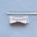 Fiocco floreale con bordo in pizzo bianco e decorazione centrale a forma di orsetto - Stile Orsetto A Pois Rosa Con Grembiule (4)