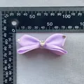 Misura della dimensione del fiocco in raso lavanda con strass a cuore al centro - Viola Chiaro