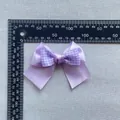 Detail van lavendel handgemaakte gelaagde ruitjesstrik voor accessoires en DIY-knutselen - Paars Witte Gingham Mix Strik (5)