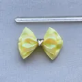 Fiocco decorativo giallo a tre strati con rete cangiante e cristallo a forma di cuore - Raso Lucido Giallo Mesh Iridescente (Stile 3)