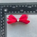Dettaglio fiocco rosso con strass a cuore e righello per misurazione di 85-90mm - Rosso