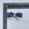 Détail d'un nœud en tissu floral de 80 mm avec satin bleu et gemme en forme de cœur - Bleu Foncé (8)