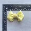 Dettaglio fiocco giallo da 10cm in raso con strass a cuore e scala di misurazione reale - Stile Patchwork Garza Cuore