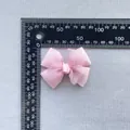 Détail d'un nœud rose double épaisseur en ruban gros-grain et organza avec règle - Nœud Double Couche en Organza Rose (4)