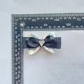 Détail du nœud double de 80mm en satin noir et tissu fleuri avec strass cœur - Noir (5)