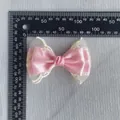 Nœud en satin rose avec bordure en dentelle blanche pour cheveux, présenté avec une règle - Nœud En Satin Rose Avec Bordure En Dentelle (1) / Lot de 10