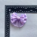Handgemaakte paarse satijnen strik met kant voor haaraccessoires en kledingdecoratie - Satijnen Strik met Kanten Rand (1)