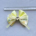 Dettaglio di fiocco in raso giallo 7cm con strass a cuore e pois verdi - Raso Giallo Stampa a Pois (Stile 5)