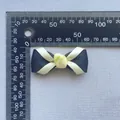 Dettaglio del fiocco in nastro fatto a mano nero e crema con misurazione in scala - Giallo Crema E Nero