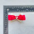 Détail d'un nœud en satin rouge à fleurs avec cœur en cristal, mesurant 8,5 cm - Rouge (6)