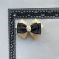 Λεπτομερής όψη δίχρωμου σατέν φιόγκου 9,5 cm με μέτρηση μεγέθους σε χάρακα - Χρυσό/Μαύρο