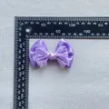 Detailopname van een paarse handgemaakte strik van satijn en kant met meetliniaal - Kanten Patchwork Satijnen Strik (7)