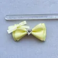 Misura della dimensione del fiocco in raso giallo con gemma a cuore e mini fiocco - Raso Giallo Chiaro Con Mini Fiocco (Stile 6)