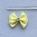 Dettaglio del fiocco giallo multistrato con gemma a cuore e righello che misura 8,5 cm - Raso Giallo Mesh Multistrato (Stile 8)
