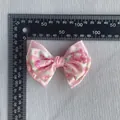 Vue détaillée du nœud floral rose avec mesure de largeur de 80mm sur une règle - Nœud en organza à fleurs de roses (4) / Lot de 10