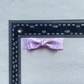 Handgemaakte lavendel satijnen strik voor poppenaccessoires en ambachten, 80mm breedte - Klassieke Satijnen Strik (2)