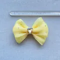Dettaglio di fiocco in rete gialla da 8,5cm con cristallo a cuore e strass - Mesh Giallo Brillante Con Strass Argentati (Stile 7)