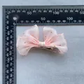 Fermaglio a farfalla in rete rosa con glitter dorati e dettaglio delle misure - Rosa Con Punti Dorati (4) / Rosa