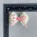 Vue détaillée du nœud floral de 85mm avec règle montrant la structure en tissu à trois couches - Nœud en tulle et dentelle à triple couche (5) / Lot de 10