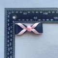 Vista ravvicinata di un fiocco in gros-grain fatto a mano da 48mm blu e rosa - Blu Notte E Rosa