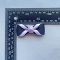 Dettaglio del fiocco fatto a mano da 5cm nero e lavanda con righello graduato - Viola Chiaro E Nero