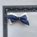Detail einer 10cm doppelten Schleife mit dunkelblauem Band und weißer Spitze - Marineblau