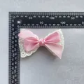 Detailansicht einer doppellagigen Spitzenschleife mit rosa Band und Spitze, Maß ca. 90mm - Hellrosa