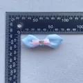 Detailansicht einer 50mm Strass-Schleife mit blauen Bändern und Herz-Edelstein-Dekor - Blau Rosa Stil (4)