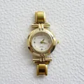 Dettaglio macro dell'orologio al quarzo dorato con quadrante bianco e diamanti incastonati - Quadrato Arrotondato Griglia Bianca Stile Oro Lucido
