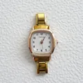 Dettaglio di un orologio al quarzo quadrato dorato con quadrante bianco e cinturino in metallo - Quadrante Bianco Rettangolare Numeri Arabi Stile Catena Oro