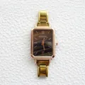 Unisex-Gliederuhr in Gold mit rechteckigem Marmorzifferblatt und Quarzwerk - Braunes Zifferblatt Goldenes Armband (2)