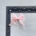Rosa Chiffon und Satin Schleife mit weißen Perlen und hängenden Ketten für DIY Haarschmuck - Hellrosa