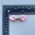 Detail der rosa Satin-Strass-Schleife (4,5 cm) für DIY-Haarschmuck und Deko - Rosa Grauer Stil (5)