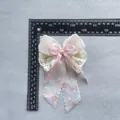 Accessoire nœud en dentelle crème et ruban rose avec rubans floraux et perle - Style Floral Rose (1)