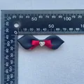 Detailansicht der handgefertigten zweilagigen Strass-Schleife mit Lineal-Messung der Größe - Schwarz Rot Stil (9)