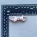 Detaillierte Draufsicht einer handgefertigten grauen und rosa Schleife mit Kristallherz - Grau Rosa Stil (10)