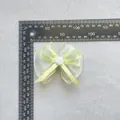 Lazo para el pelo amarillo claro con rosa blanca y detalles de malla de borde dorado - Amarillo claro