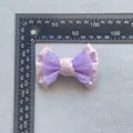 Elegante accesorio de pelo con lazo de encaje rosa y púrpura con tela brillante y regla - Lazo de Doble Capa / Rosa Purpurina Encaje Morado
