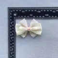 Florales Schleifen-Haaraccessoire mit rosa Herzmitte und mehrlagigem Band-Design - Elfenbeinweißes Herz-Stil (1)
