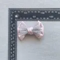 Accesorio para pelo con lazo doble de encaje rosa brillante de 6,5 cm por 4,5 cm - Lazo de Doble Capa / Rosa Purpurina Encaje Gris Blanco