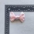 Vista de detalle del lazo de encaje rosa y lentejuelas con medida de escala de 60mm - Lazo de Doble Capa / Rosa Purpurina Encaje Rosa