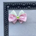 Blumige Haarschleife mit Erdbeer-Anhänger und rosa Band, 8 cm Messansicht im Detail - Rosa Erdbeere Stil (3)