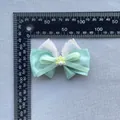 Details der floralen Haarschleife mit mintgrünem Band und Spitzen-Beeren-Akzenten - Minzgrüner Beeren-Stil (4)