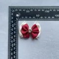 Fiocco fatto a mano rosso e crema con cristallo a cuore e strass, misura 55mm - Stile in Raso Rosso e Beige (1)