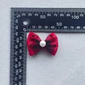 Detail van rode strik van 4,5 cm met parel en liniaal voor de maatvergelijking - Rood Zwart Stippen Mesh Stijl (4)