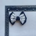 Λεπτομέρεια vintage φλοράλ φιόγκου διαστάσεων 11,5cm επί 8,5cm σε κλίμακα μέτρησης - Λευκό Με Μαύρα Κλαδιά Μεγάλο Στυλ (4)